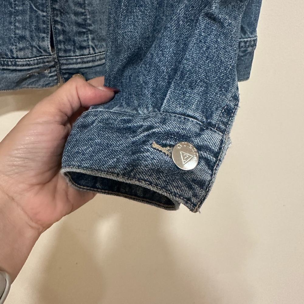 Guess women’s vintage 90s iconic denim jacket with distressed guess on sleeve. M - Picture 9 of 9